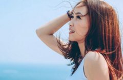 喜欢上了比自己小九岁的男同事 碍于面子迟迟不敢表白