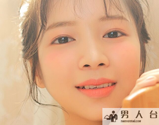 想看你脸红 她轻轻靠近在她耳边说